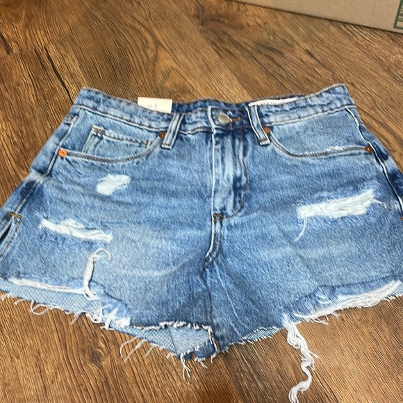 💙💙Blank NYC SHORTS NWT Multiple sizes inseam 3 THE BARROW - Picture 1 of 4